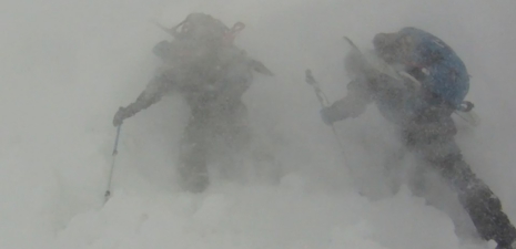 吹雪の中のハイク