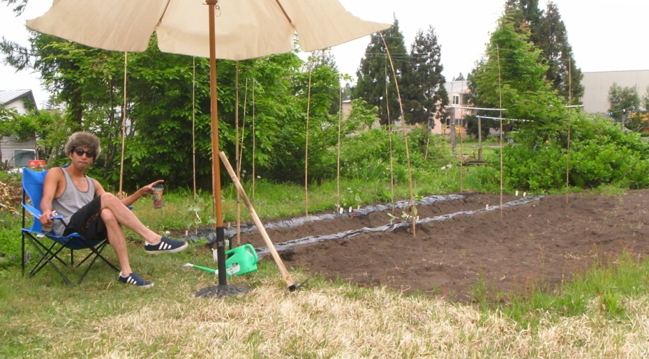 保坂自宅の庭で