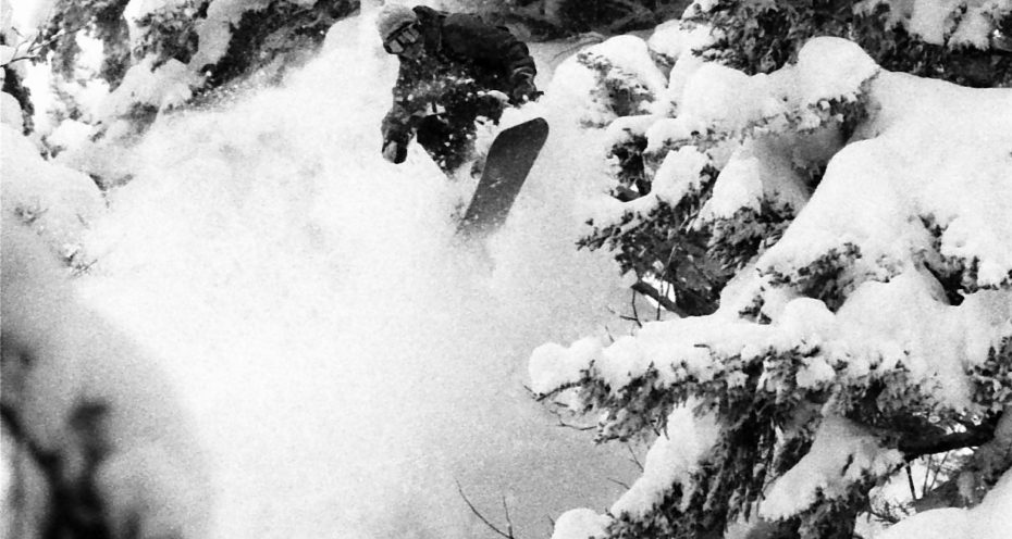 パウダーを滑る佐藤