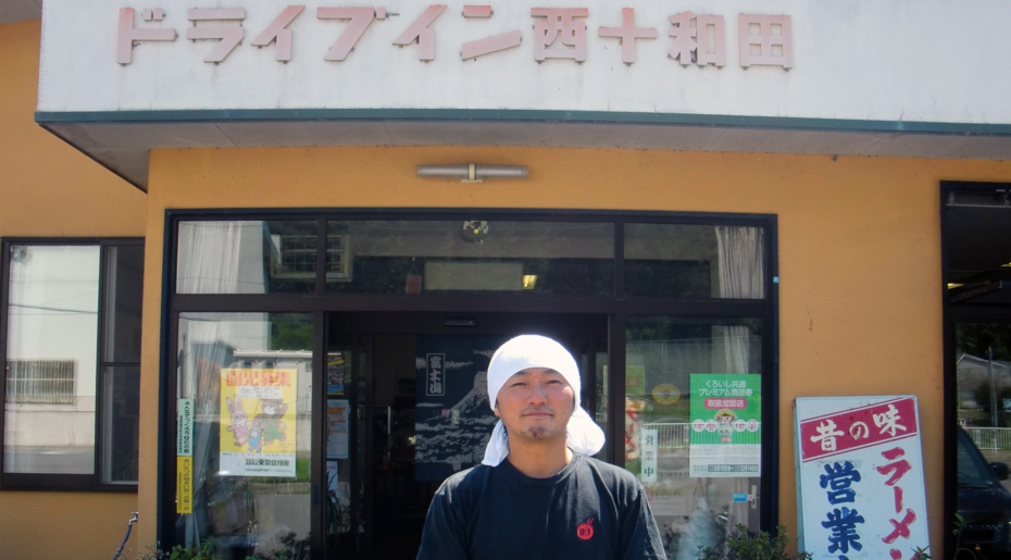 お店の前で渡辺一央