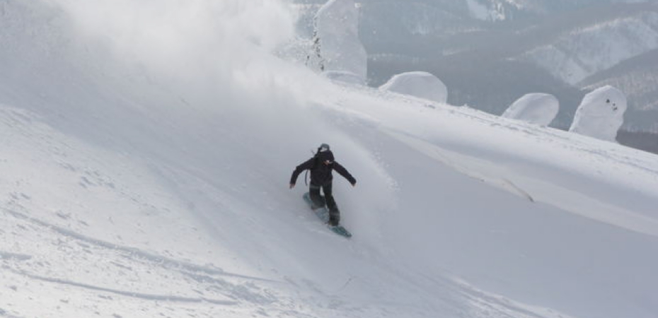 八甲田を滑る渡辺