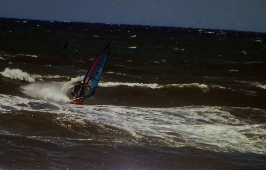 ウィンドサーフィンに乗る齊藤さん